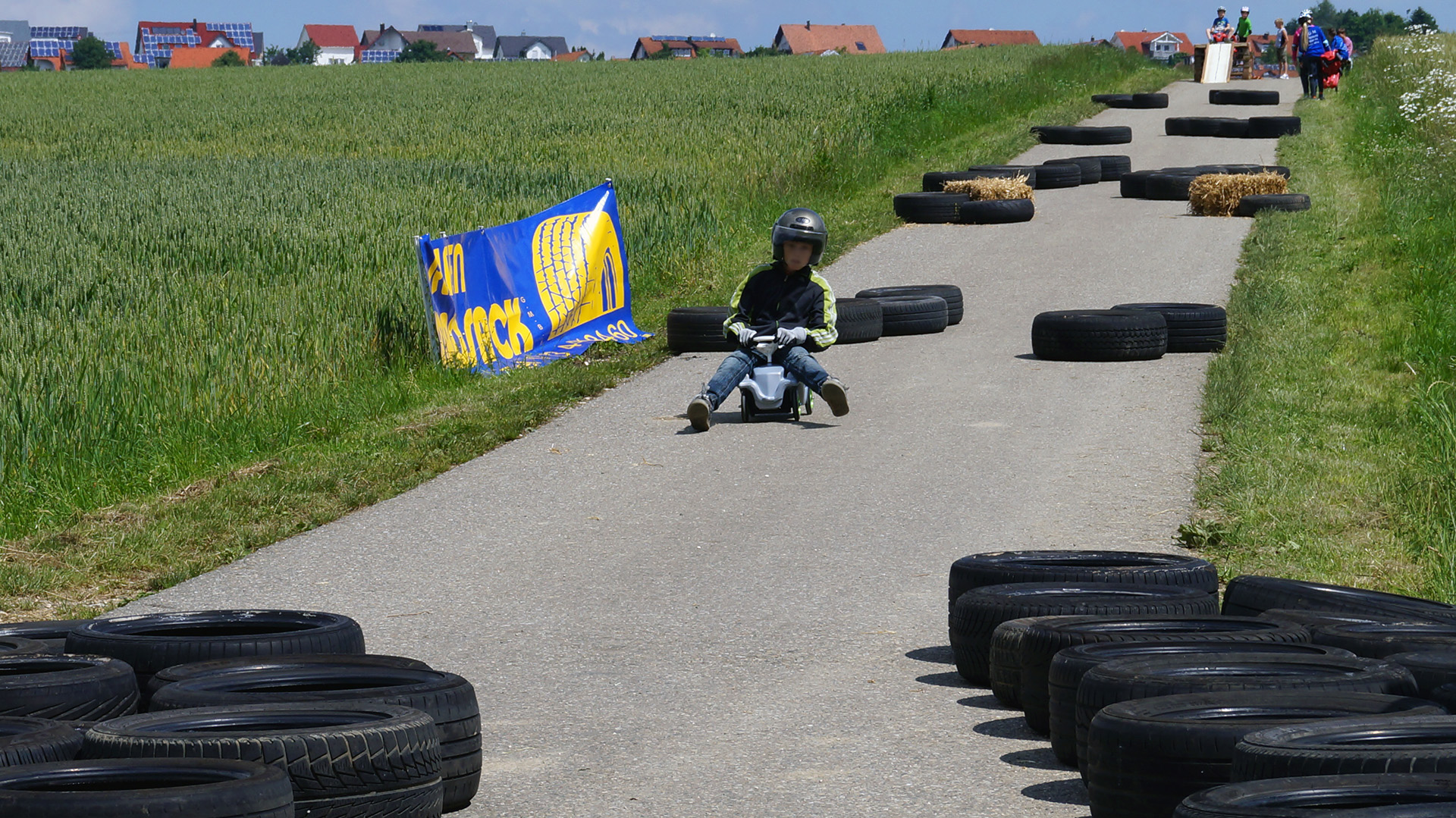 Kinder beim Freizeitsport im Freien