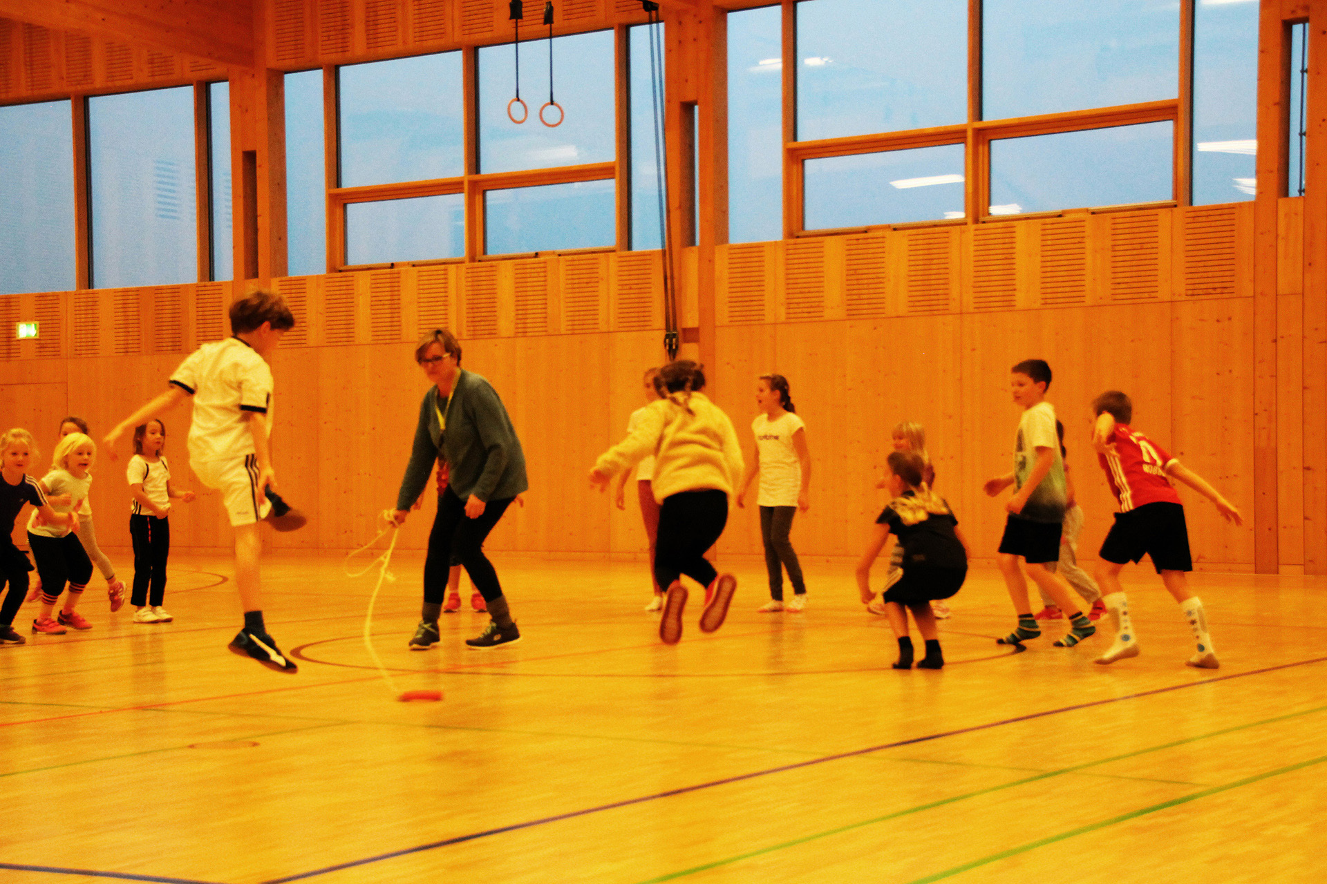 Turnangebot für Kinder in der Sporthalle