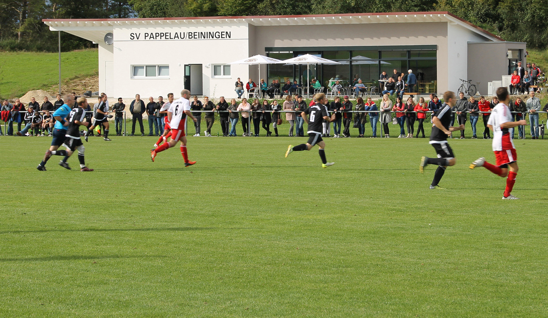 Fußballspiel vor dem Vereinsheim des SV Pappelau/Beiningen